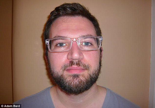 Έκανε το κεφάλι του άνω κάτω για μια αστεία φωτογραφία στο δίπλωμα [εικόνες] | iefimerida.gr 1