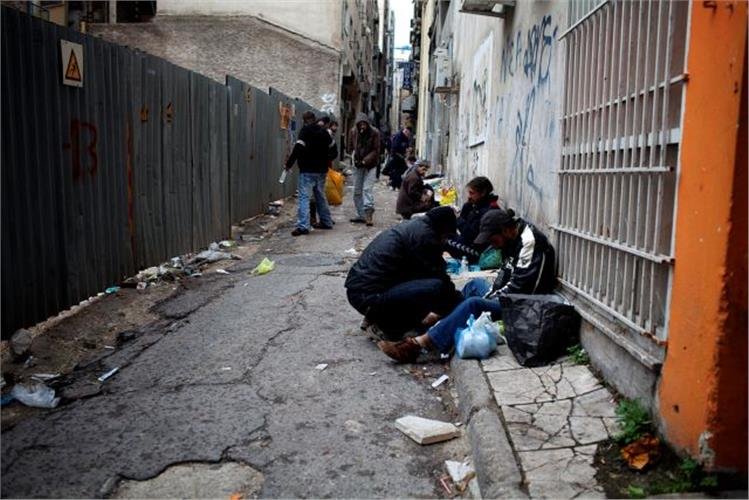 Η νέα, πιο λαμπερή πραγματικότητα στους δρόμους του ιστορικού κέντρου μέσα από τα μάτια των κατοίκων του [εικόνες]  | iefimerida.gr 0