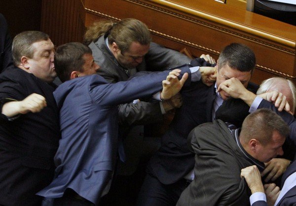 Το Κοινοβούλιο της Ουκρανίας έγινε ρινγκ -Μπουνιές, κλωτσιές και μάχες σώμα με σώμα, μεταξύ βουλευτών [εικόνες & βίντεο] | iefimerida.gr 2