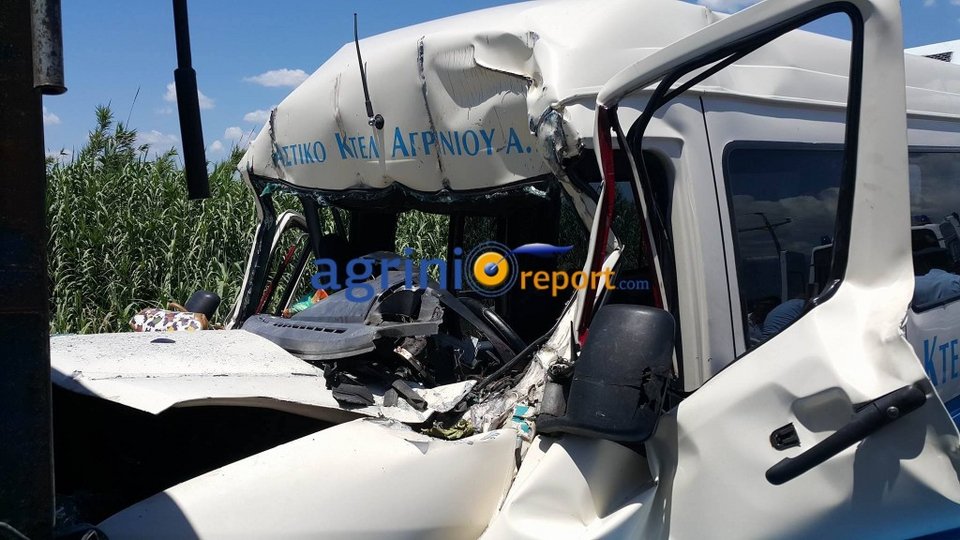 Παραλίγο μακελειό στην Εθνική: 12 τραυματίες από σύγκρουση λεωφορείου με φορτηγό [εικόνες]  | iefimerida.gr 0