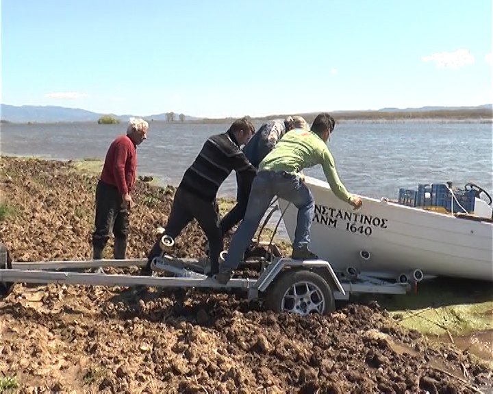 Απίστευτο: Βγήκαν για... ψάρεμα στα πλημμυρισμένα χωράφια οι αγρότες των Σερρών [εικόνες] | iefimerida.gr 3