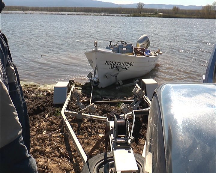 Απίστευτο: Βγήκαν για... ψάρεμα στα πλημμυρισμένα χωράφια οι αγρότες των Σερρών [εικόνες] | iefimerida.gr 1