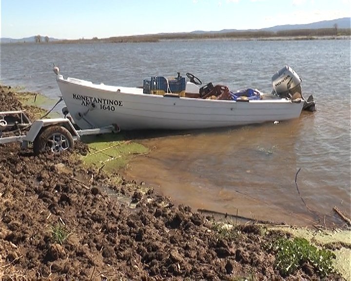 Απίστευτο: Βγήκαν για... ψάρεμα στα πλημμυρισμένα χωράφια οι αγρότες των Σερρών [εικόνες] | iefimerida.gr 2