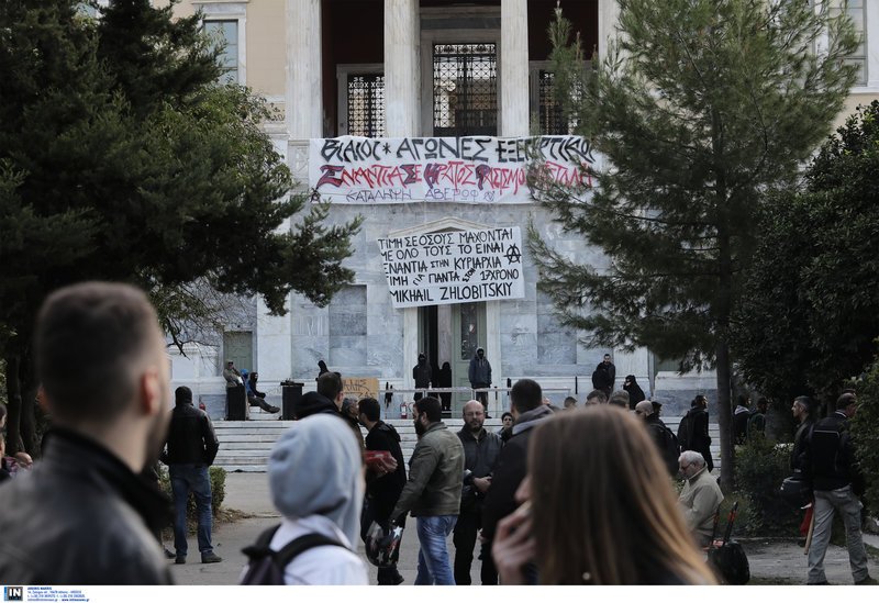 Αντιεξουσιαστές «πολιορκούν» το κτίριο Αβέρωφ στο Πολυτεχνείο [εικόνες] | iefimerida.gr 2
