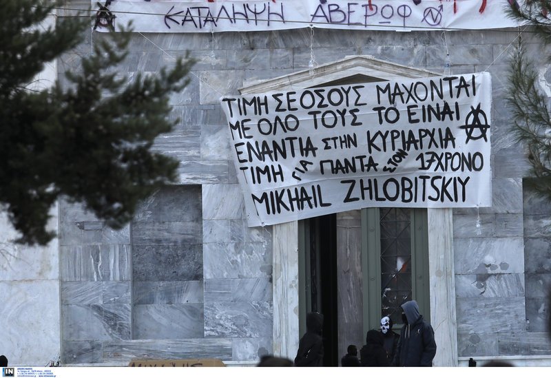 Φοιτητές προσπαθούν να πείσουν τους αντιεξουσιαστές να φύγουν από το κτίριο