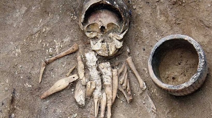 Κουδουνίστρα 4.500 ετών βρέθηκε σε παιδικό τάφο -Εικάζεται ότι το προστάτευε από το κακό [εικόνες]  | iefimerida.gr 0