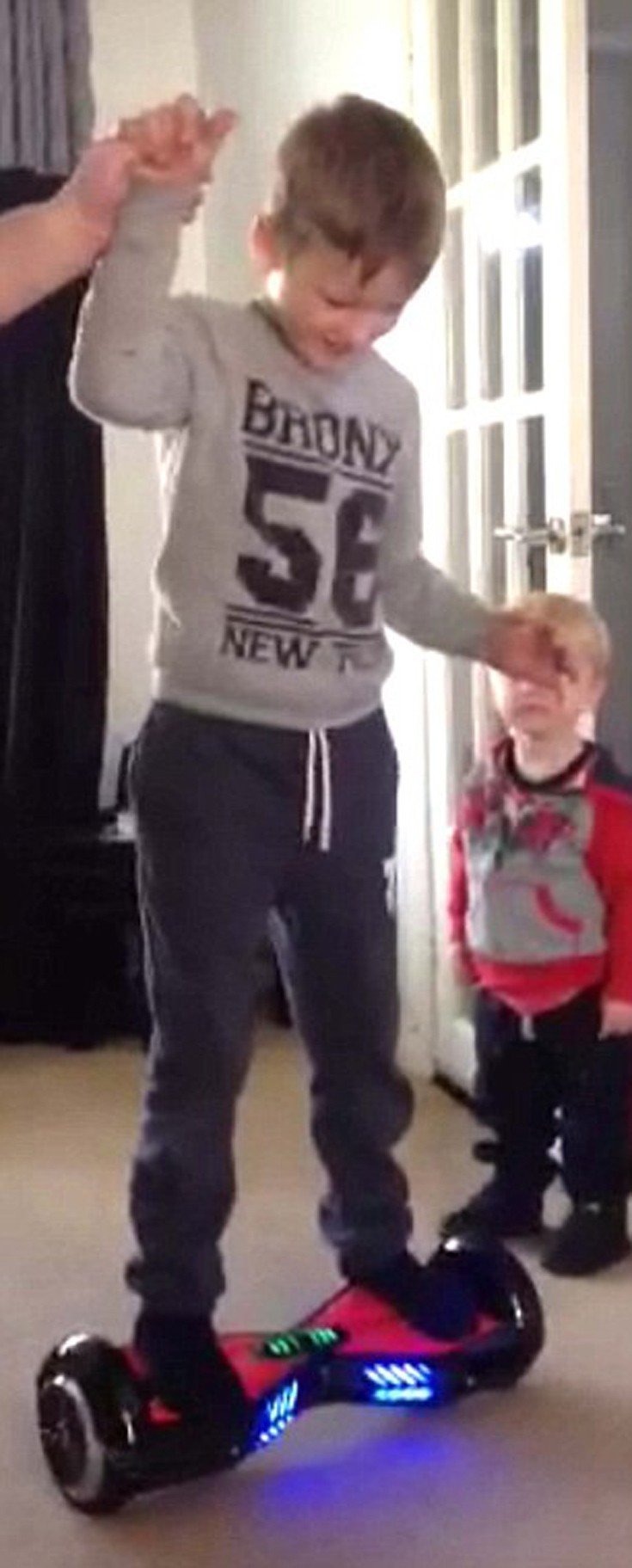 Παιχνίδι–εφιάλτης: Χριστουγεννιάτικο δώρο του παππού έσκασε σαν βόμβα και έκαψε την κουζίνα [εικόνες]   | iefimerida.gr 1