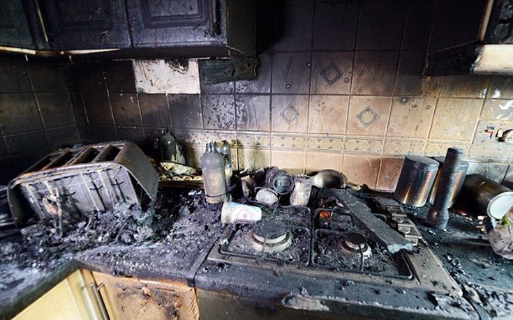 Παιχνίδι–εφιάλτης: Χριστουγεννιάτικο δώρο του παππού έσκασε σαν βόμβα και έκαψε την κουζίνα [εικόνες]   | iefimerida.gr 2