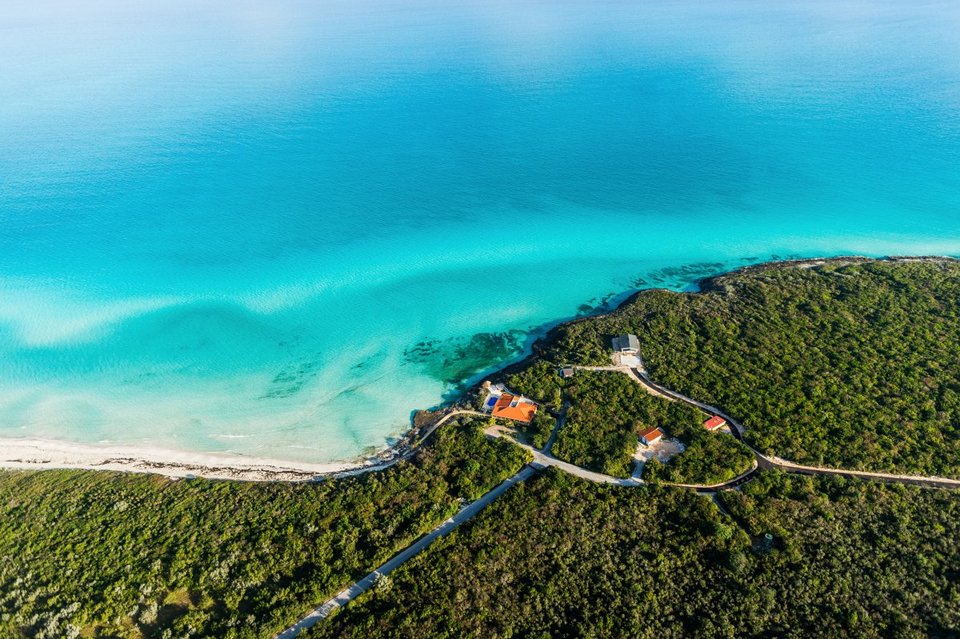 Τιρκουάζ νερά και πόλεις παγωμένες στο χρόνο - Δείτε την Κούβα από ψηλά για πρώτη φορά [εικόνες]  | iefimerida.gr 3