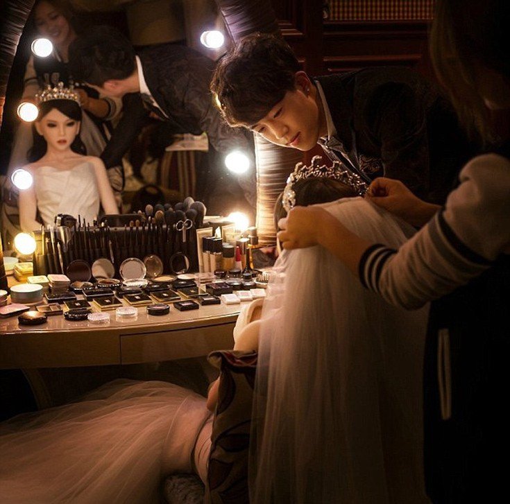 Ενας 28χρονος ετοιμοθάνατος παντρεύτηκε μια κούκλα του σεξ- Το παρασκήνιο [εικόνες] | iefimerida.gr 6