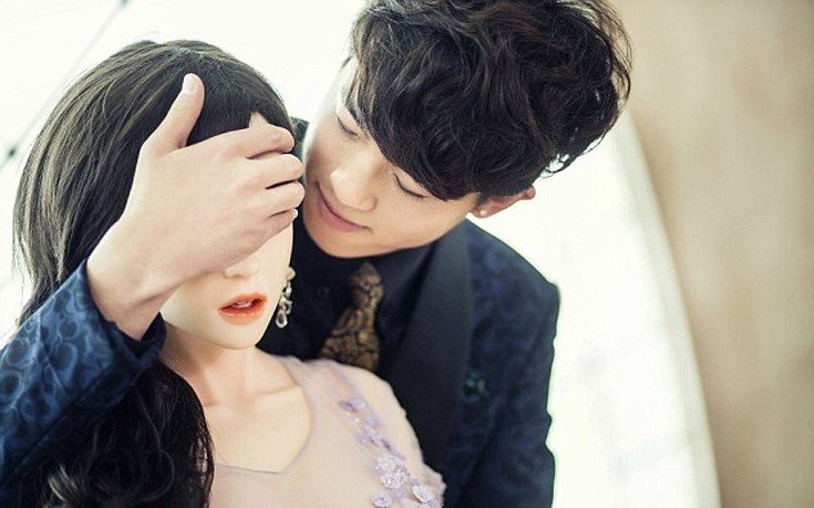 Ενας 28χρονος ετοιμοθάνατος παντρεύτηκε μια κούκλα του σεξ- Το παρασκήνιο [εικόνες] | iefimerida.gr 5