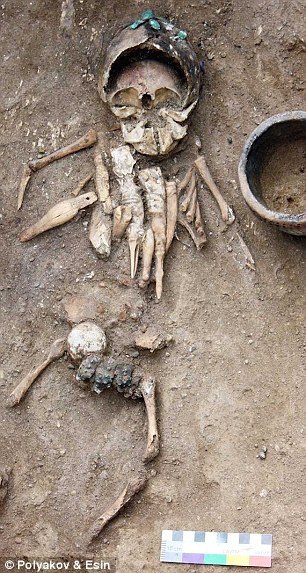 Κουδουνίστρα 4.500 ετών βρέθηκε σε παιδικό τάφο -Εικάζεται ότι το προστάτευε από το κακό [εικόνες]  | iefimerida.gr 4