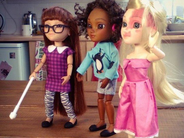 Οι διαφορετικές κούκλες: Φορούν ακουστικά, έχουν σημάδια, στηρίζονται σε μπαστούνι [εικόνες]  | iefimerida.gr 4