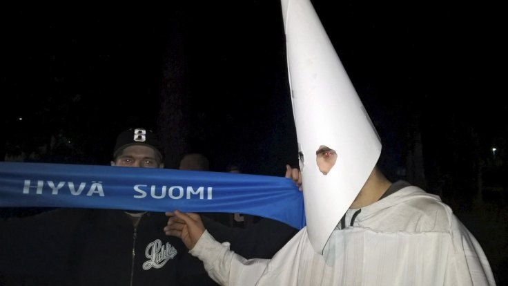Φινλανδία: Εθνικιστές με στολές της Κου Κλουξ Κλαν επιτέθηκαν σε λεωφορείο που μετέφερε πρόσφυγες | iefimerida.gr 1