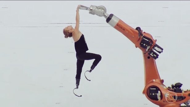 Η έκπληξη των Παραολυμπιακών- Αθλήτρια με τεχνητά πόδια χορεύει salsa με ένα... ρομπότ [εικόνες & βίντεο] | iefimerida.gr 0