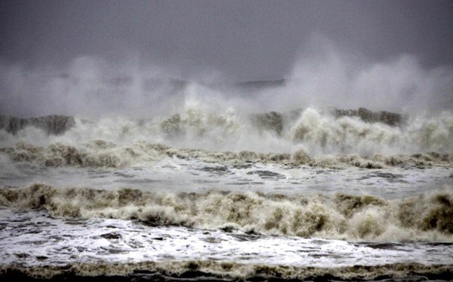 Ισχυρός κυκλώνας σάρωσε την Ινδία αφήνοντας 17 νεκρούς και εκατομμύρια άστεγους [εικόνες] | iefimerida.gr 1