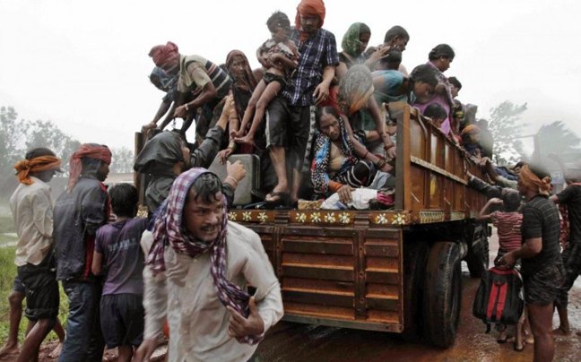 Ισχυρός κυκλώνας σάρωσε την Ινδία αφήνοντας 17 νεκρούς και εκατομμύρια άστεγους [εικόνες] | iefimerida.gr 2