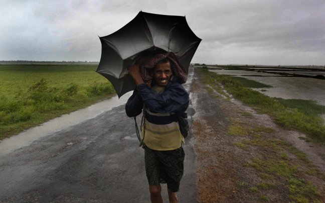 Ισχυρός κυκλώνας σάρωσε την Ινδία αφήνοντας 17 νεκρούς και εκατομμύρια άστεγους [εικόνες] | iefimerida.gr 3