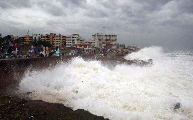 Ισχυρός κυκλώνας σάρωσε την Ινδία αφήνοντας 17 νεκρούς και εκατομμύρια άστεγους [εικόνες] | iefimerida.gr 4
