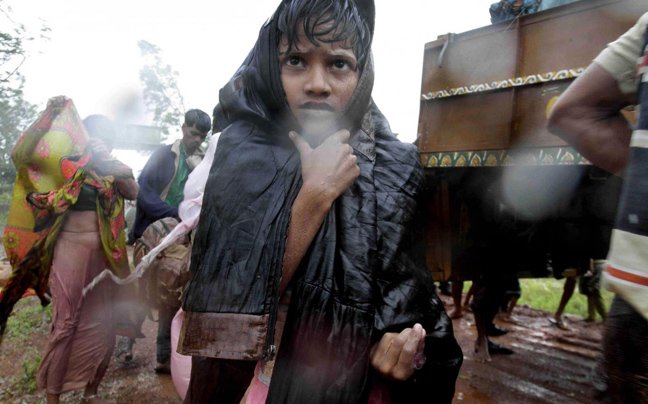 Ισχυρός κυκλώνας σάρωσε την Ινδία αφήνοντας 17 νεκρούς και εκατομμύρια άστεγους [εικόνες] | iefimerida.gr 6