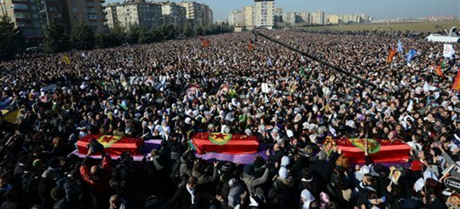 Σε διαδήλωση εξελίχθηκε η κηδεία των τριών δολοφονηθέντων μελών του PKK [εικόνες] | iefimerida.gr 2