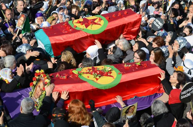 Σε διαδήλωση εξελίχθηκε η κηδεία των τριών δολοφονηθέντων μελών του PKK [εικόνες] | iefimerida.gr 1