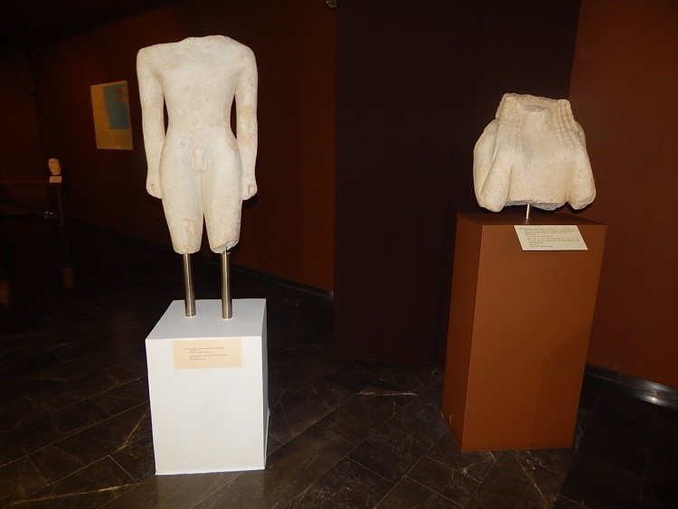 Ξανά όρθιοι οι δυο σμιλευμένοι κούροι του Εμπορειού στη Χίο [εικόνες]  | iefimerida.gr 0