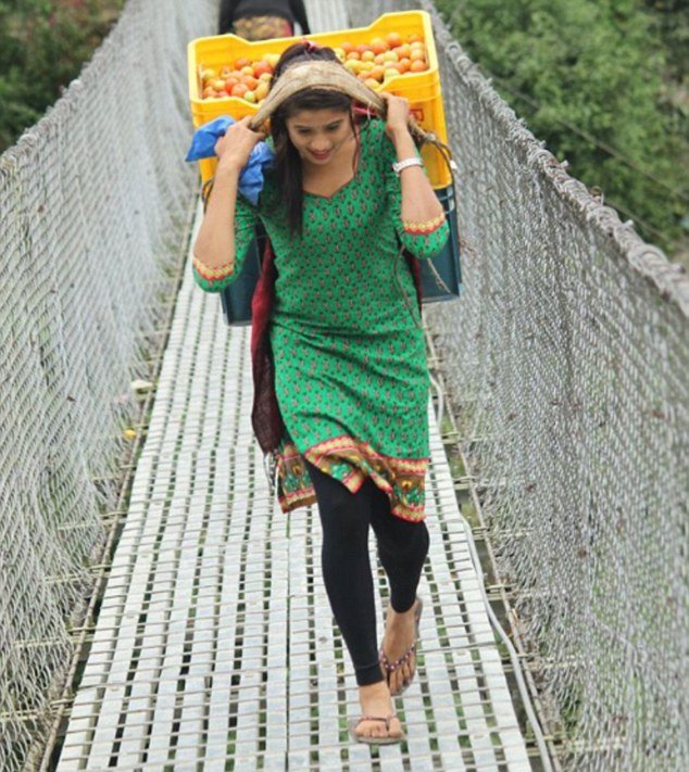 Το ίντερνετ έχει τρελαθεί με αυτή την 18χρονη μανάβισσα από το Νεπάλ [εικόνες] | iefimerida.gr 1