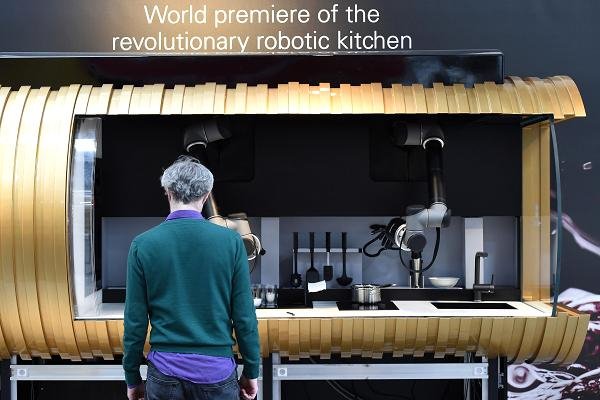 Οταν τα ρομπότ γίνονται μπάτλερ και μπάρμαν – H τεχνολογία που ξεπερνά την επιστημονική φαντασία [εικόνες]  | iefimerida.gr 3