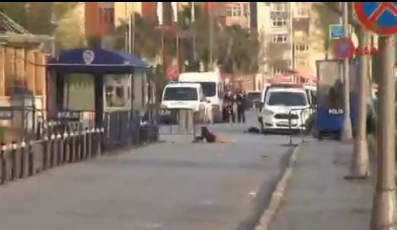 Συναγερμός ξανά στην Κωνσταντινούπολη: Επίθεση ενόπλων στο αρχηγείο της αστυνομίας, νεκρή μία από τους δράστες [εικόνες & βίντεο] | iefimerida.gr 4