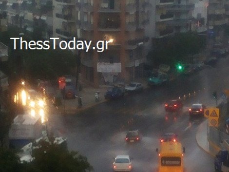 Κυκλοφοριακό χάος στη Θεσσαλονίκη -«Ξύπνησε» με βροχή και τροχαία ατυχήματα στον Περιφερειακό [εικόνες] | iefimerida.gr 1