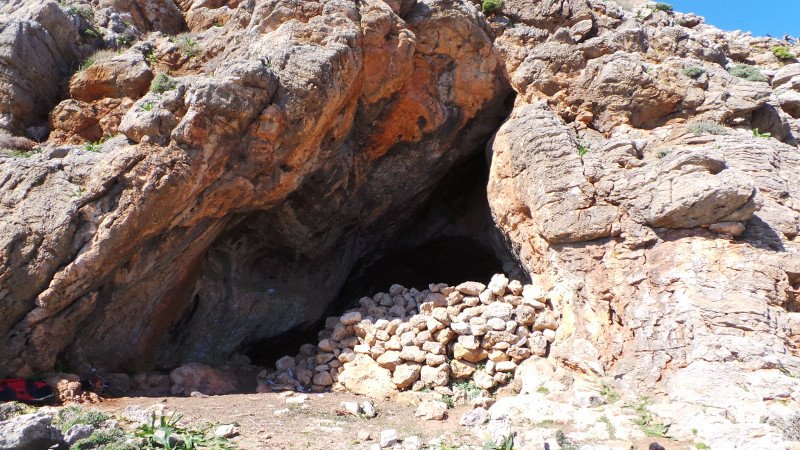 Κρήτη: Μέσα στις σπηλιές που κρατούσαν τους μετανάστες -Σοκαριστικές εικόνες | iefimerida.gr 0