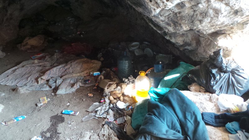 Κρήτη: Μέσα στις σπηλιές που κρατούσαν τους μετανάστες -Σοκαριστικές εικόνες | iefimerida.gr 1