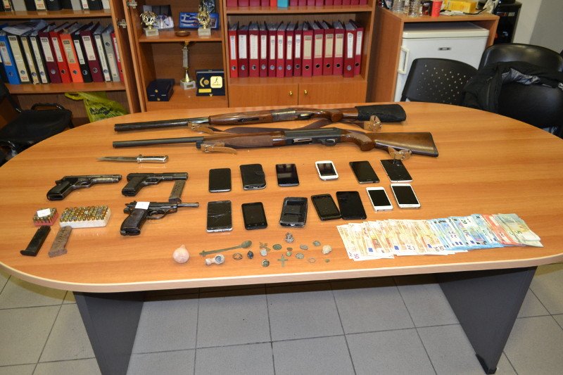 Κρήτη: Μέσα στις σπηλιές που κρατούσαν τους μετανάστες -Σοκαριστικές εικόνες | iefimerida.gr 5