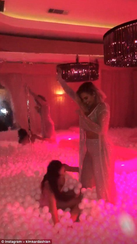  Προκλητικές: Οι αδελφές Καρντάσιαν και Τζένερ έβαλαν ό,τι πιο σέξι είχαν για τα γενέθλια της Κάιλι [εικόνες] | iefimerida.gr 3