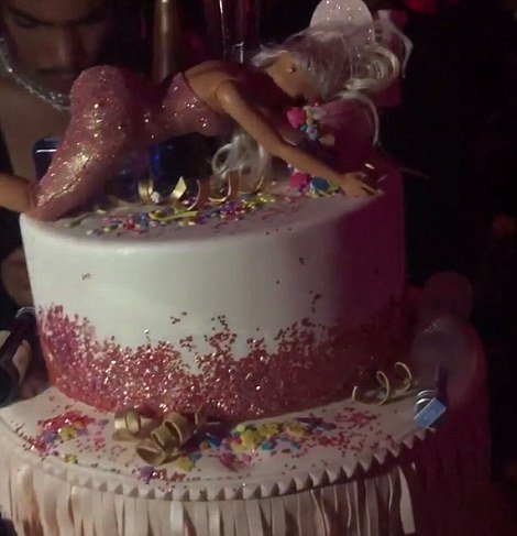  Προκλητικές: Οι αδελφές Καρντάσιαν και Τζένερ έβαλαν ό,τι πιο σέξι είχαν για τα γενέθλια της Κάιλι [εικόνες] | iefimerida.gr 2