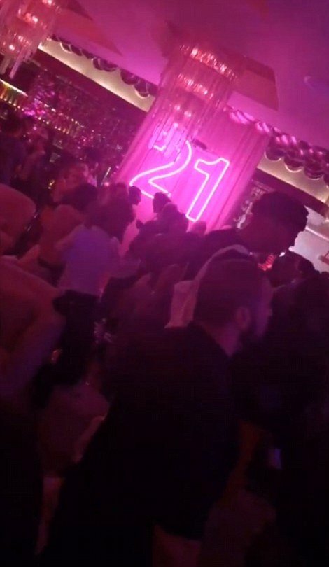  Προκλητικές: Οι αδελφές Καρντάσιαν και Τζένερ έβαλαν ό,τι πιο σέξι είχαν για τα γενέθλια της Κάιλι [εικόνες] | iefimerida.gr 7