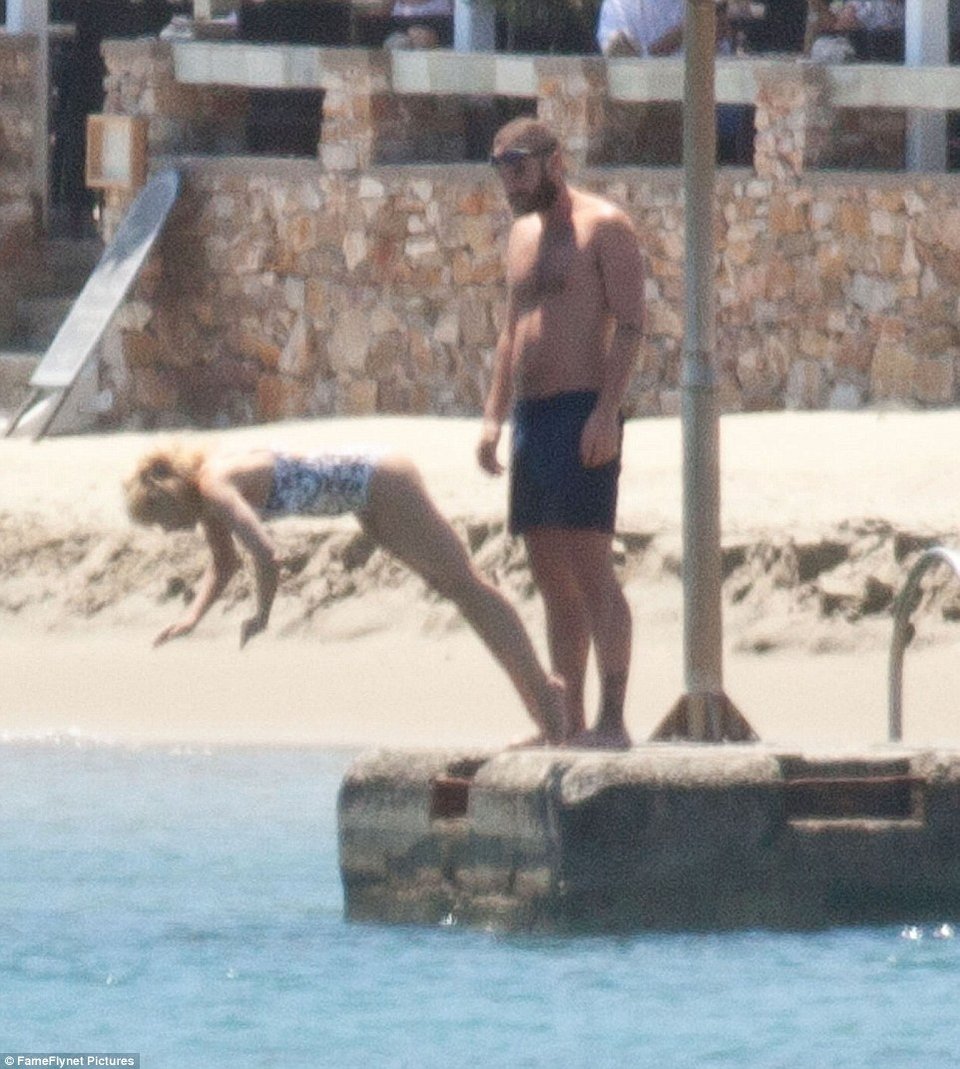 Η Κάιλι Μινόγκ ξανά στη Σίφνο -Οι αγκαλιές με τον 28χρονο σύντροφό της [εικόνες] | iefimerida.gr 1