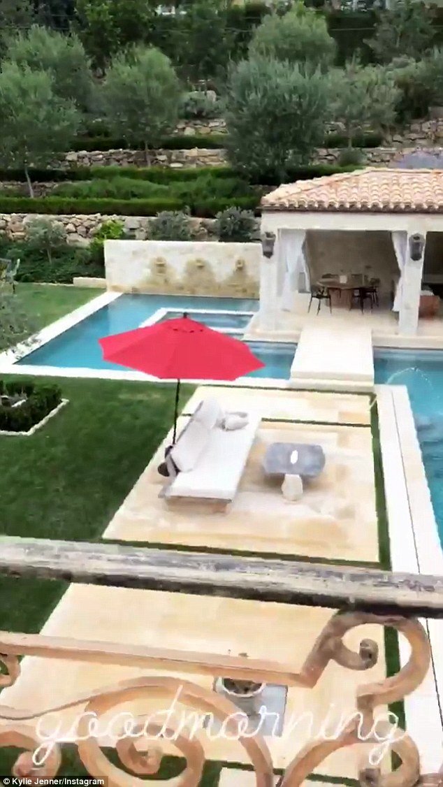 Η μικρή Τζένερ μας δείχνει για πρώτη φορά την τεράστια βίλα της [εικόνες] | iefimerida.gr 1