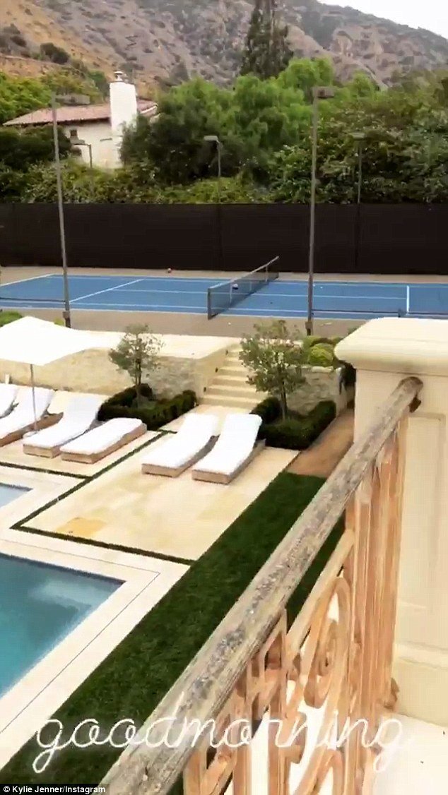 Η μικρή Τζένερ μας δείχνει για πρώτη φορά την τεράστια βίλα της [εικόνες] | iefimerida.gr 2