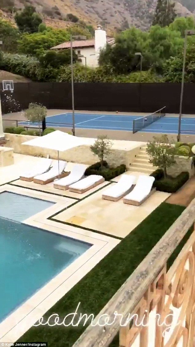 Η μικρή Τζένερ μας δείχνει για πρώτη φορά την τεράστια βίλα της [εικόνες] | iefimerida.gr 3