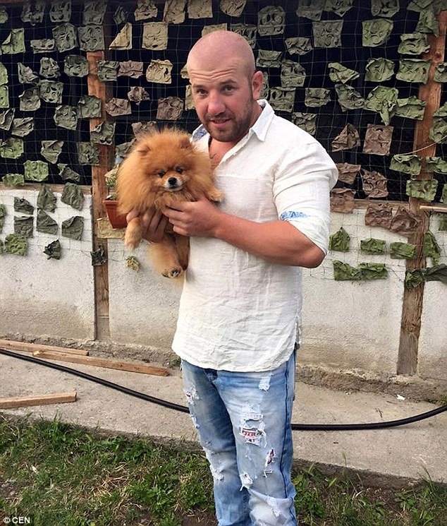 Ντίνκο, ο «κυνηγός μεταναστών» που προκαλεί τρόμο -Περιπολεί με τεθωρακισμένα [εικόνες & βίντεο] | iefimerida.gr 3