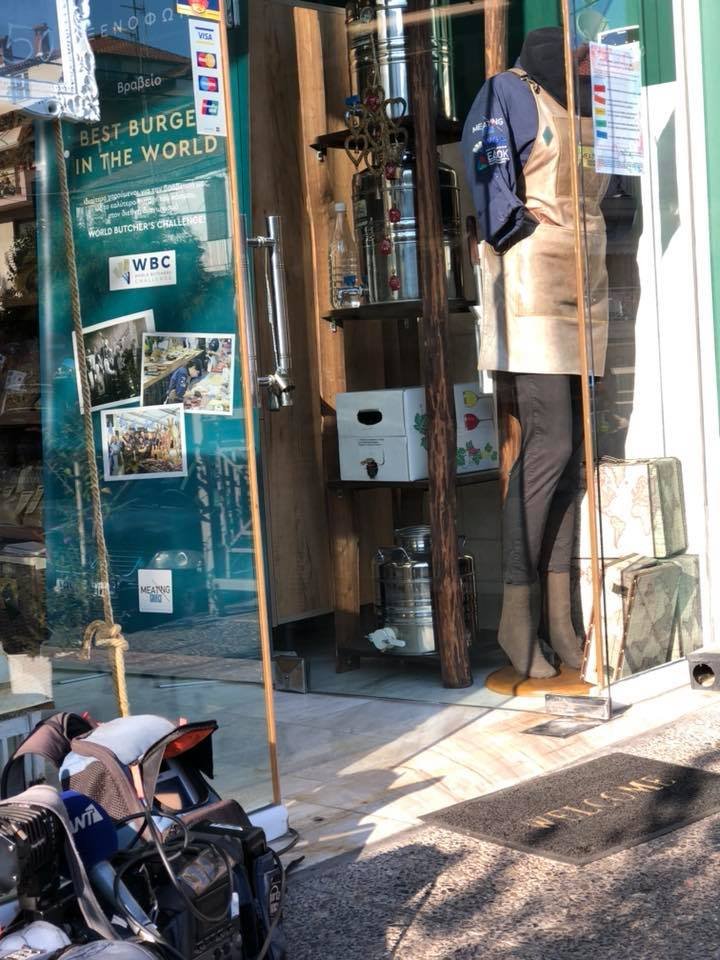 Το κρεοπωλείο της βρίσκεται στη Θεσσαλονίκη