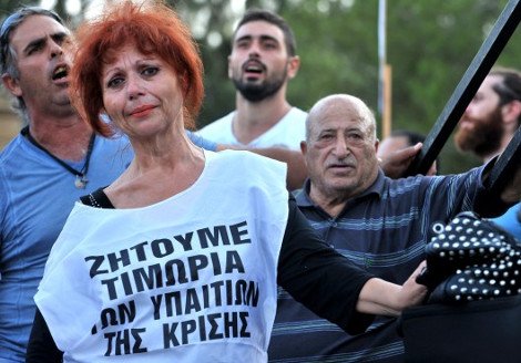 Διαδηλώσεις έξω από το Προεδρικό Μέγαρο της Κύπρου για τις εκποιήσεις [εικόνες] | iefimerida.gr 1