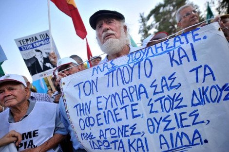 Διαδηλώσεις έξω από το Προεδρικό Μέγαρο της Κύπρου για τις εκποιήσεις [εικόνες] | iefimerida.gr 2