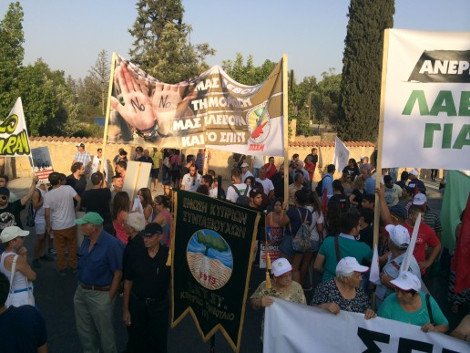 Διαδηλώσεις έξω από το Προεδρικό Μέγαρο της Κύπρου για τις εκποιήσεις [εικόνες] | iefimerida.gr 4