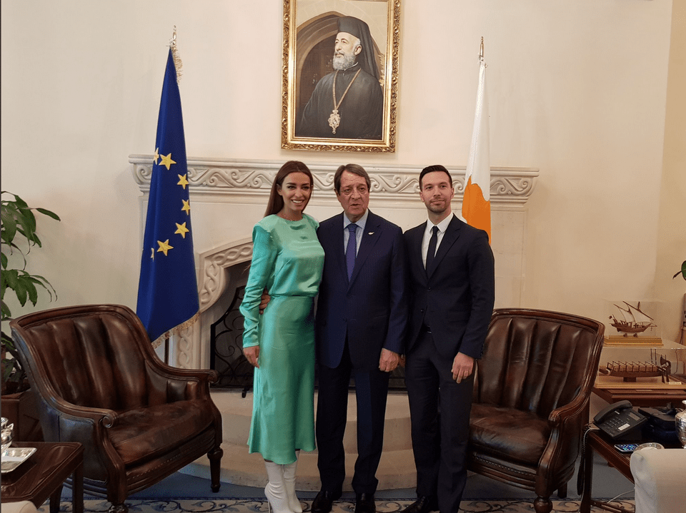 Ο πρόεδρος Αναστασιάδης έπιασε από τη μέση τη Φουρέιρα: Ενιωθα την ανάγκη να σας γνωρίσω... [εικόνες] | iefimerida.gr 2