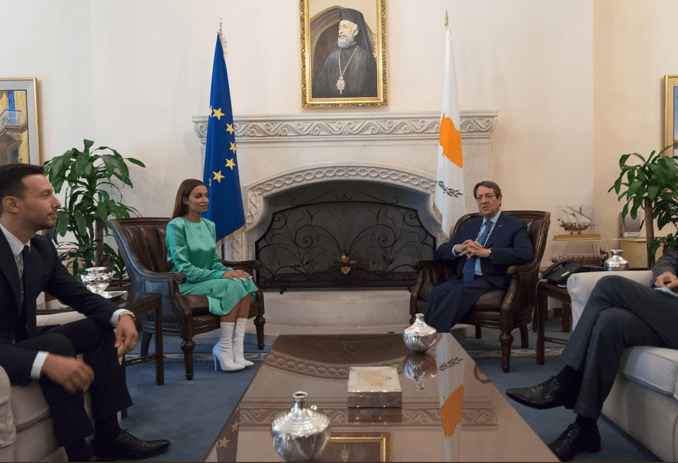 Ο πρόεδρος Αναστασιάδης έπιασε από τη μέση τη Φουρέιρα: Ενιωθα την ανάγκη να σας γνωρίσω... [εικόνες] | iefimerida.gr 1