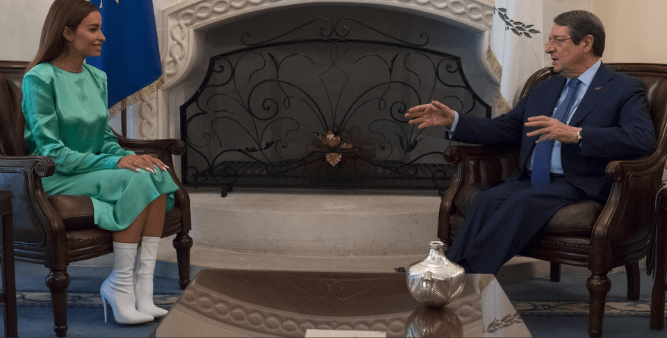 Ο πρόεδρος Αναστασιάδης έπιασε από τη μέση τη Φουρέιρα: Ενιωθα την ανάγκη να σας γνωρίσω... [εικόνες] | iefimerida.gr 0