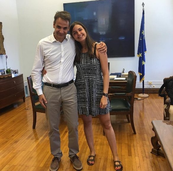 Επίσκεψη έκπληξη στον Κυριάκο Μητσοτάκη -Πήγε να τον δει η κόρη του στο γραφείο [εικόνα] | iefimerida.gr 0